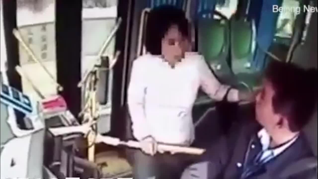 Video - Clip: Hung hăng tát tài xế xe buýt, người phụ nữ nhận kết đắng