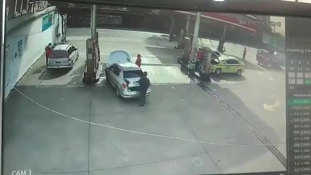 Video - Clip: Ô tô phát nổ kinh hoàng, hất văng người đàn ông lên không trung
