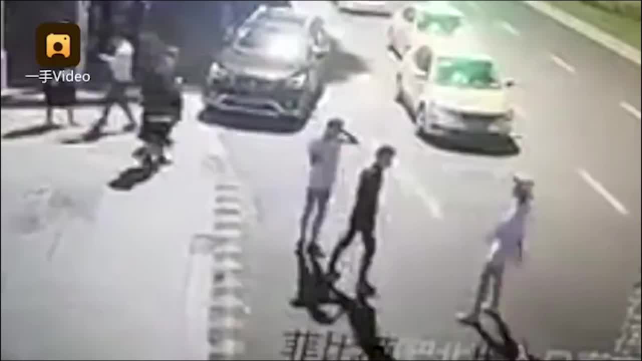 Video - Clip: Ra giữa đường cãi nhau với bạn trai, cô gái bị ô tô tông trúng