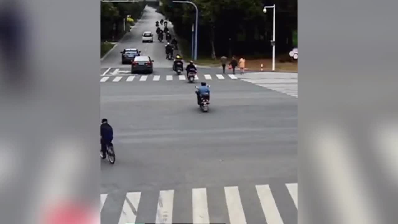 Video - Clip: Vượt đèn vàng, người đàn ông bị xe tải cán trúng đầu và cái kết