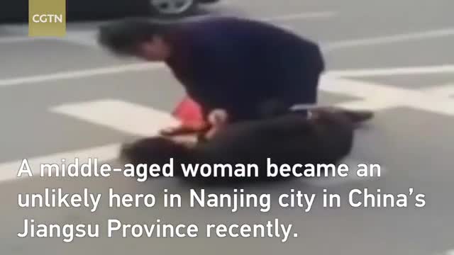 Video - Clip: Người phụ nữ tung 'liên hoàn tát', quật ngã tên trộm giữa phố