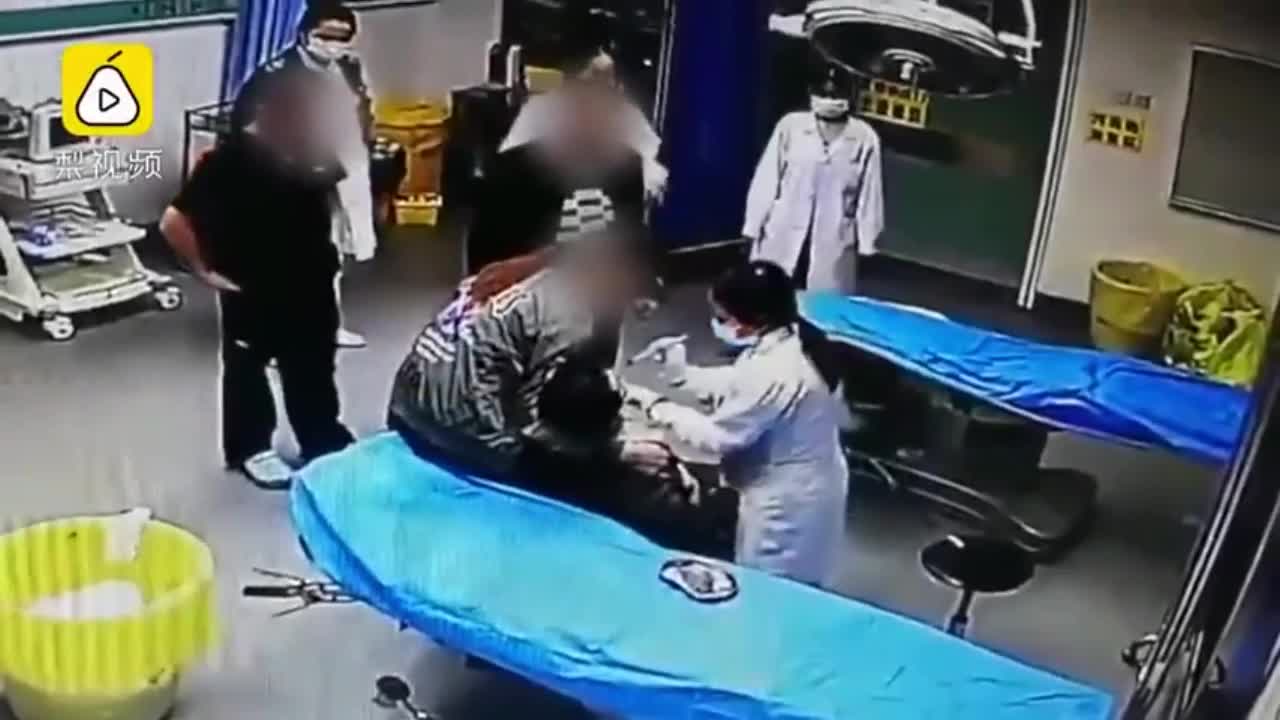 Video - Clip: Đang được sơ cứu, nam thanh niên vẫn cố tình sàm sỡ nữ bác sĩ