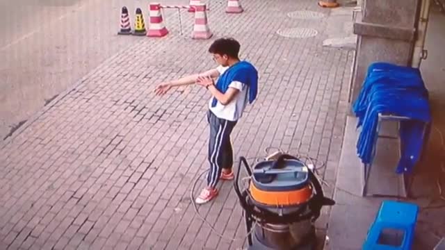 Video - Clip: Khối đá đổ ập xuống đường, nam thanh niên thoát chết khó tin