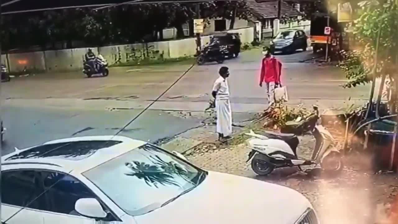 Video - Clip: Bị ôtô đâm trúng rồi cuốn vào gầm, cô gái trẻ thoát chết khó tin