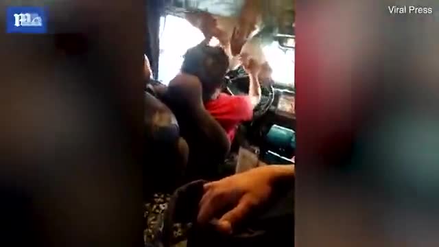Video - Clip: Ngoại tình, gã đàn ông bị vợ túm tóc đấm tới tấp trên xe buýt