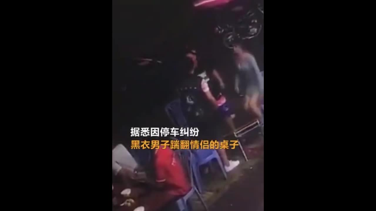 Video - Clip: Bạn trai bị xô ngã, cô gái tay không đánh nhau với 2 tên côn đồ