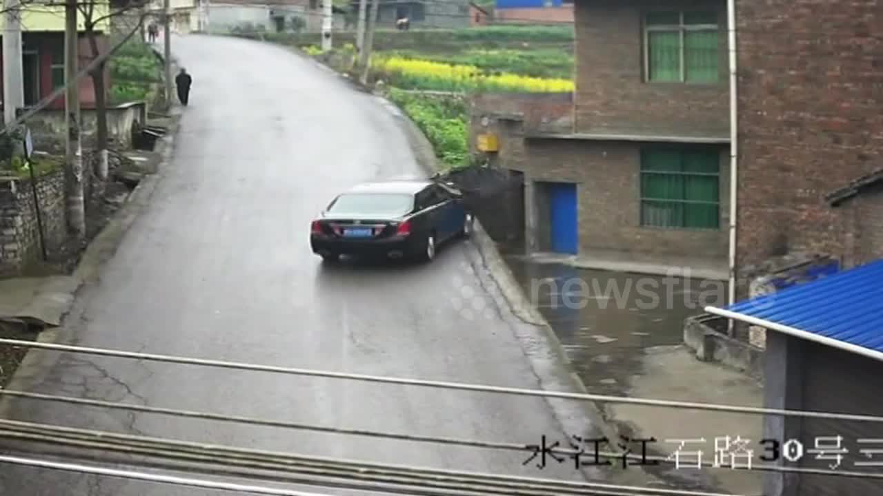 Video - Clip: Kinh hoàng cảnh ô tô lao vào bên đường rồi đâm sập nhà dân