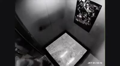 Video - Clip: Bé gái 'tung cước' hạ gục 2 tên côn đồ ngay trong thang máy