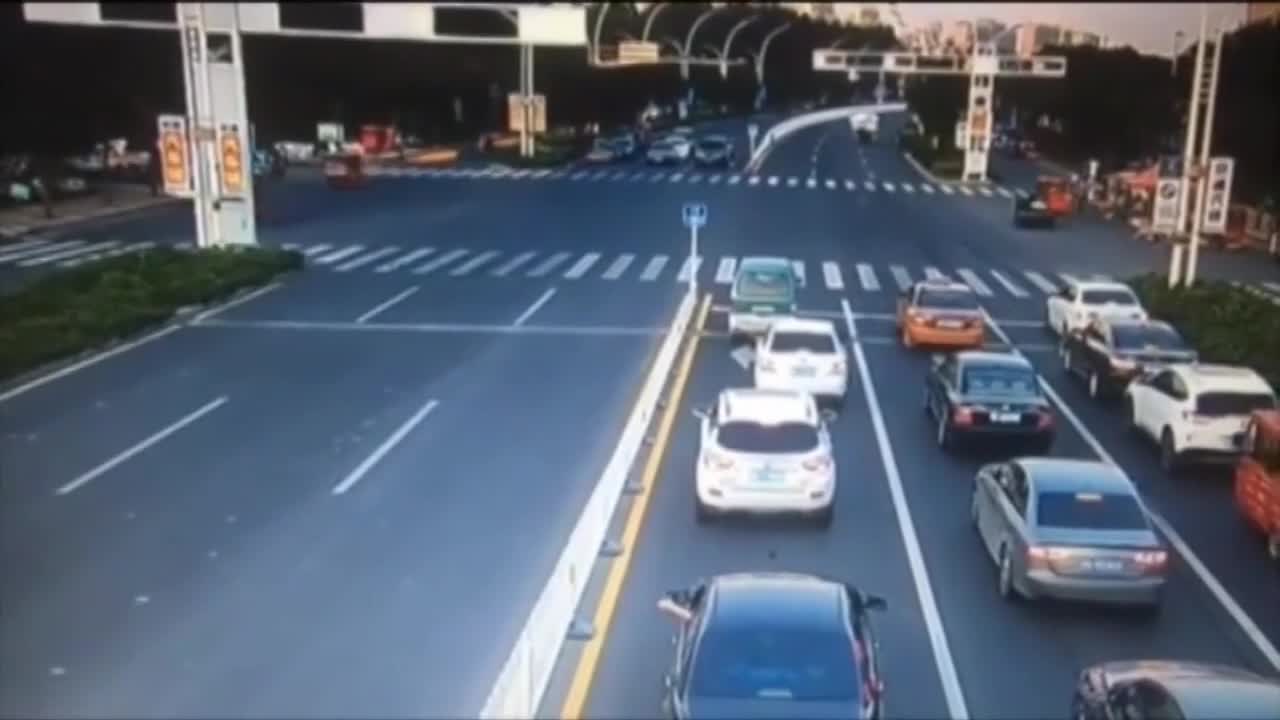 Video - Clip: Kinh hoàng cảnh ô tô đang chạy bất ngờ phát nổ như bom