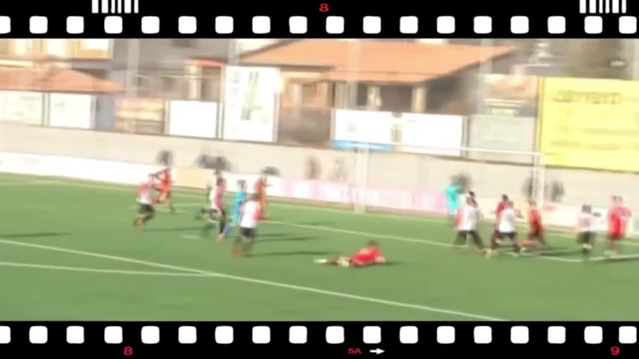 Video - Clip: Bị từ chối bàn thắng, thủ môn 'tung cước' hạ đo ván trọng tài