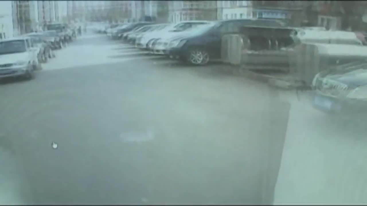 Video - Clip: Đột ngột lao sang đường, bé gái bị ô tô tông văng 5 mét