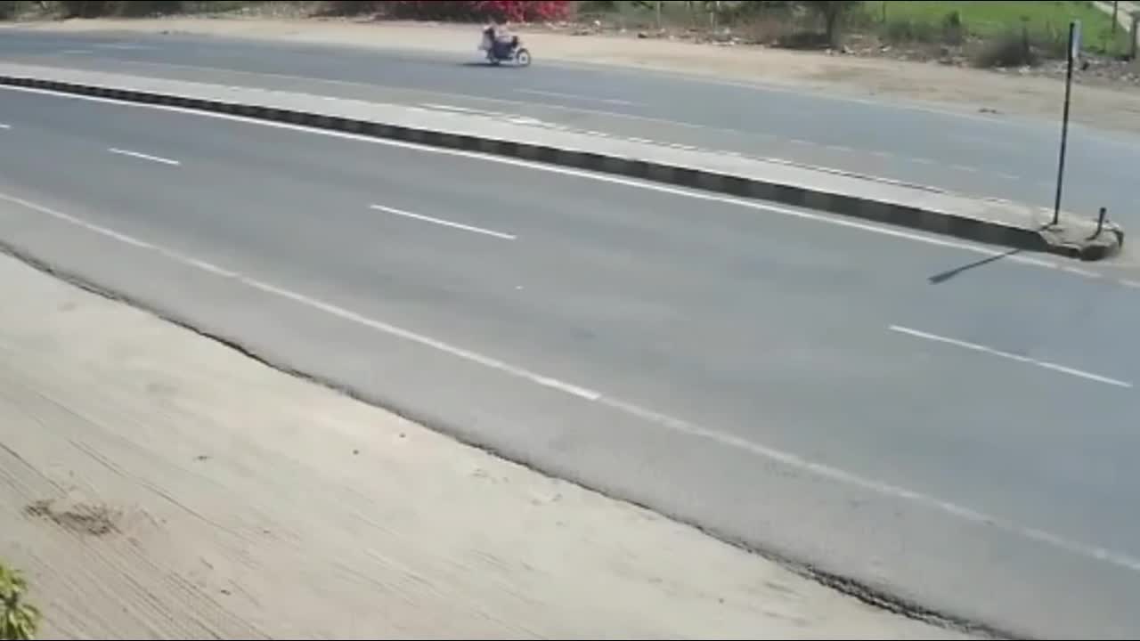 Video - Clip: Phóng tốc độ kinh hoàng, ô tô tông bay 3 người đi xe máy