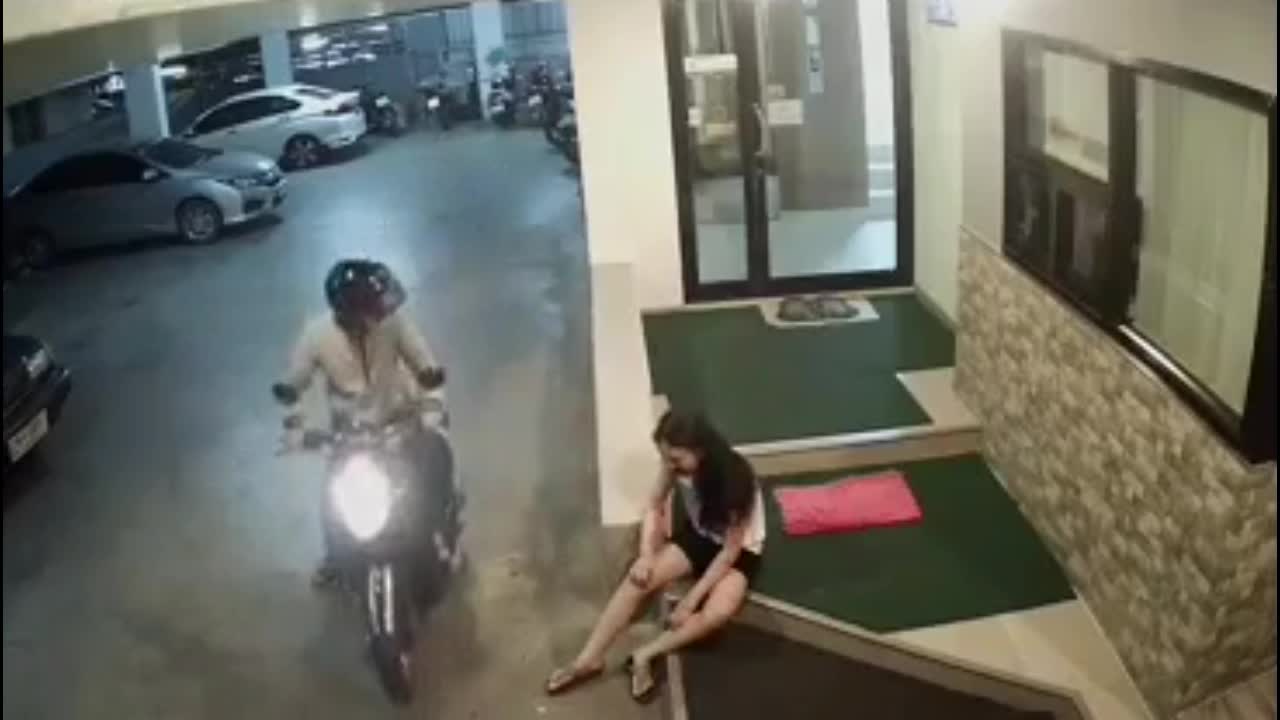 Video - Clip: Cô gái bị nam thanh niên túm tóc, đánh dã man trong hầm gửi xe
