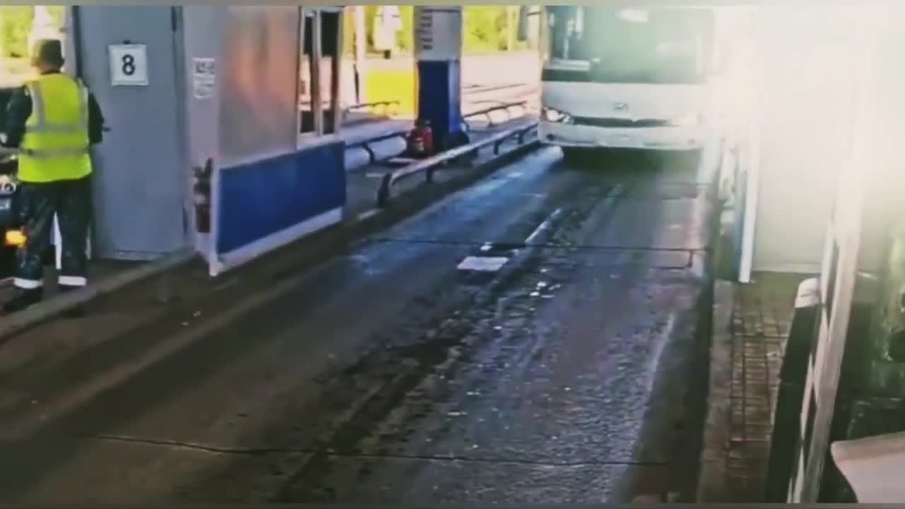 Video - Clip: Đâm thẳng vào trạm thu phí, tài xế xe tải văng khỏi ghế lái