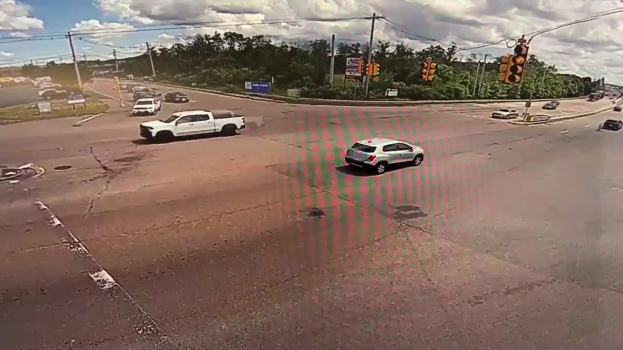 Video - Clip: Cố tình vượt đèn đỏ, xe tải đâm ô tô con xoay 360 độ