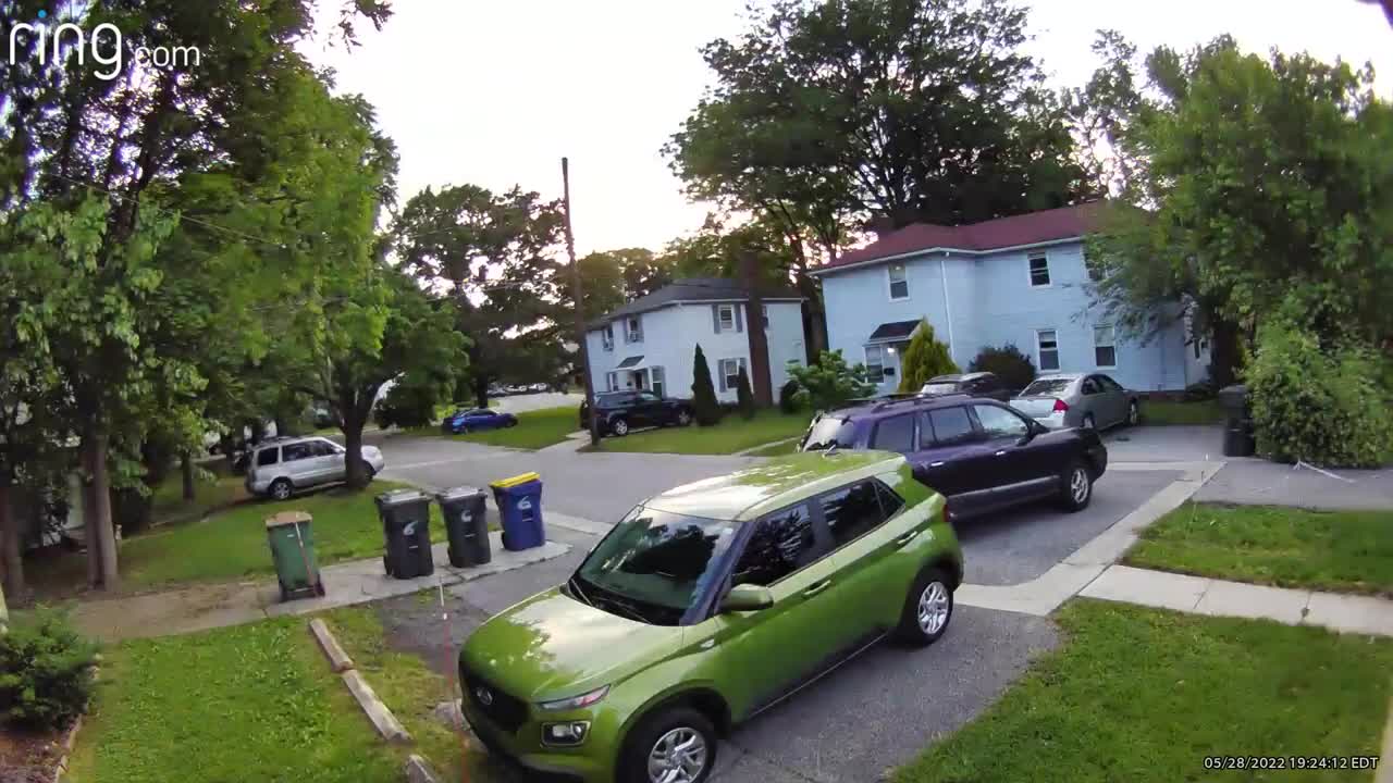 Video - Clip: Lùi ô tô, nữ tài xế văng khỏi ghế lái và cái kết thót tim