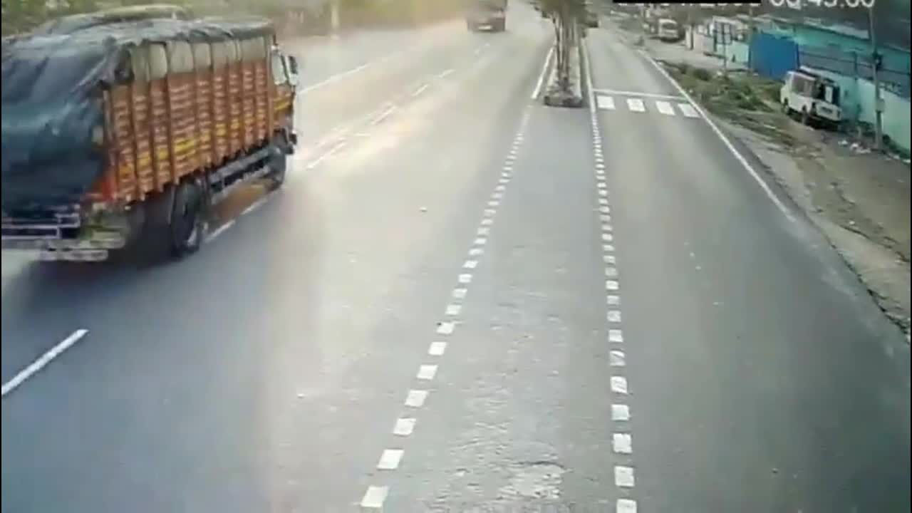 Video - Clip: Tránh xe máy sang đường, 2 xe tải tông nhau kinh hoàng