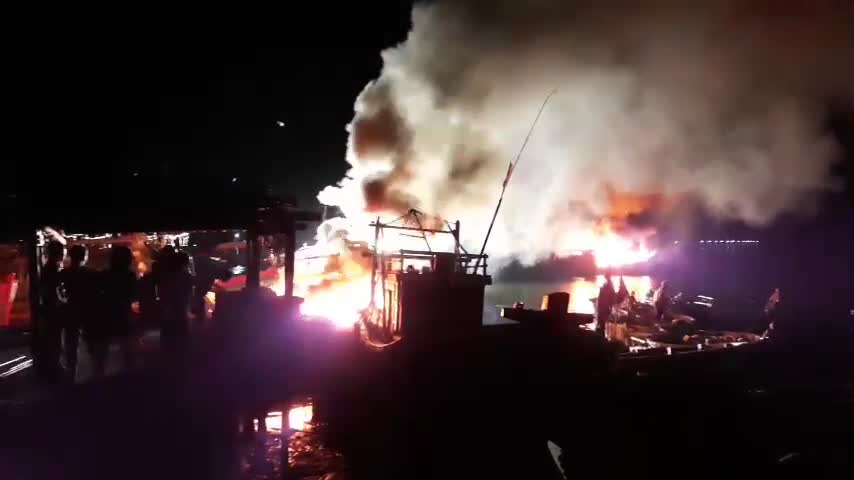 Dân sinh - 4 tàu cá của ngư dân Quảng Bình bất ngờ bốc cháy dữ dội (Hình 2).