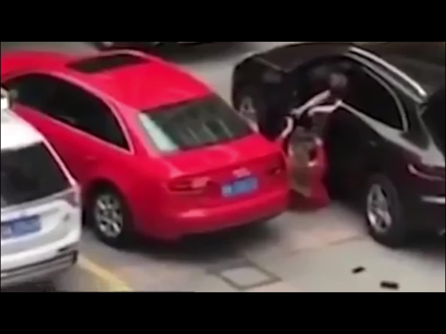 Video - Clip: Cãi nhau, nam thanh niên lái siêu xe cán qua người bạn gái