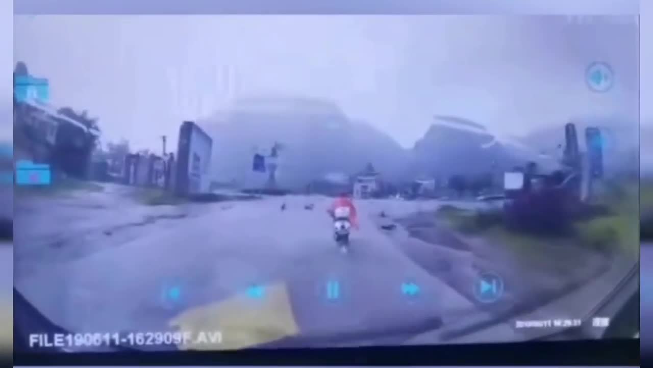 Video - Clip: Chạy xe dưới trời mưa, cô gái suýt bị sét đánh trúng người