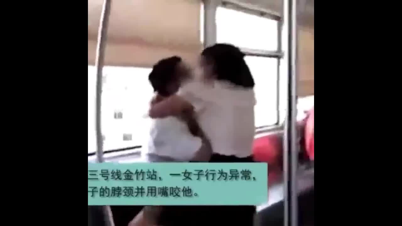 Video - Clip: Người phụ nữ cắn vào mặt người đàn ông rồi tự lột đồ trên tàu