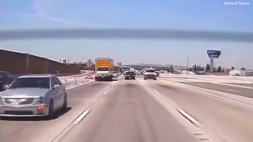 Video - Clip: Hạ cánh xuống đường cao tốc, máy bay bốc cháy kinh hoàng