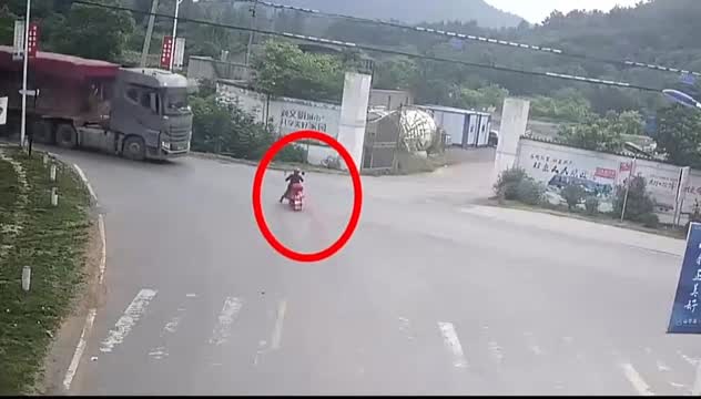 Video - Clip: Tông vào xe tải khi sang đường, người phụ nữ sống sót khó tin
