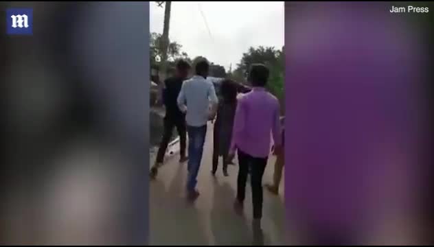 Video - Clip: Chồng hung hăng túm tóc lôi vợ đi khắp làng và lý do gây phẫn nộ