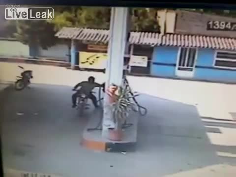 Video - Clip: Vừa ngồi trên xe vừa đổ xăng, nam thanh niên nhận kết đắng