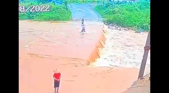 Video - Clip: Băng qua ngầm tràn, cậu bé bị nước lũ cuốn trôi ở Lào Cai