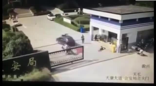 Video - Clip: Chồng lái xe tông gục vợ cũ rồi hành hung trước đồn cảnh sát