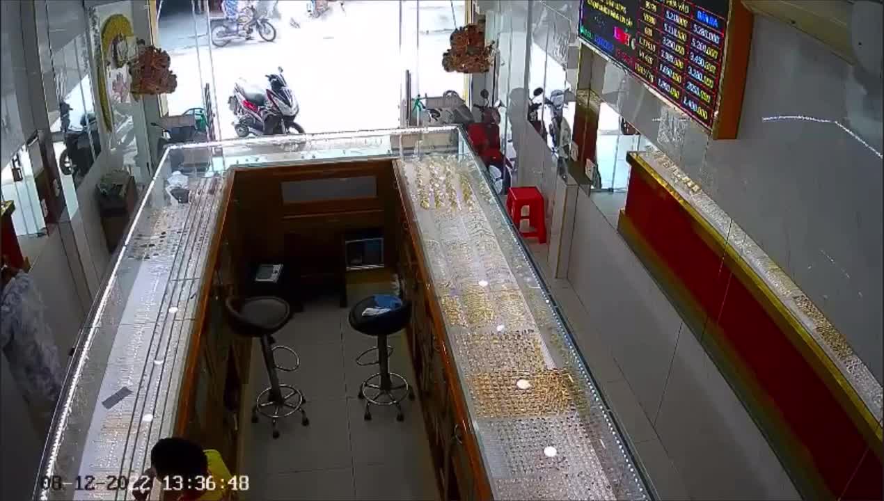 Video - Clip: Nam nhân viên tiệm vàng 'tung cước' hạ gục tên cướp dây chuyền 