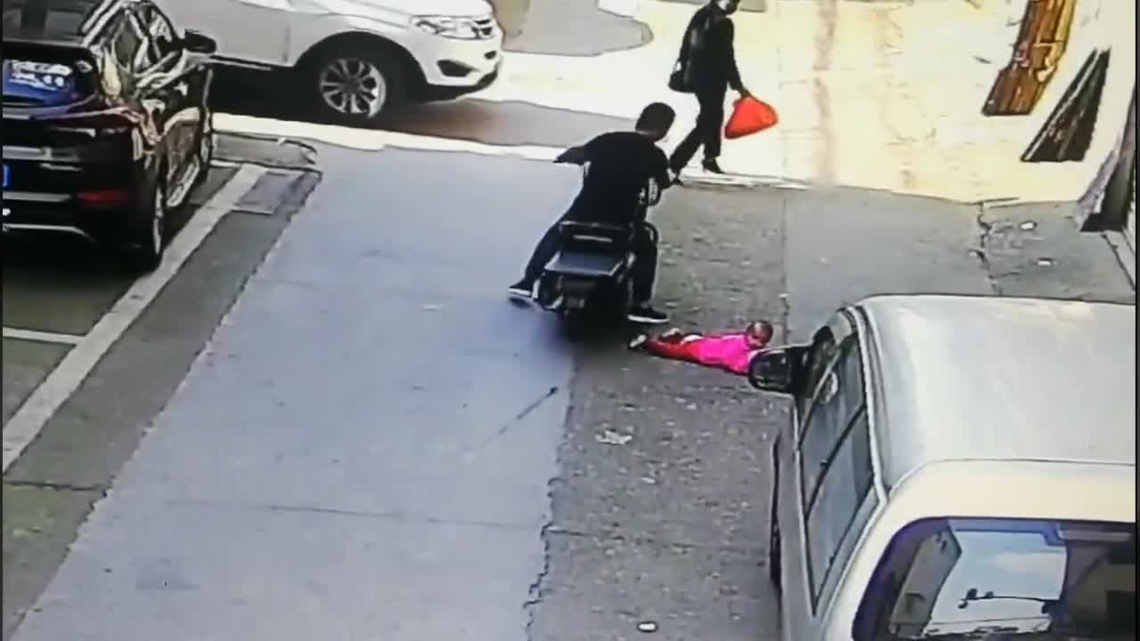 Video - Clip: Bé gái bị ô tô cán trúng 2 lần và cái kết cực khó tin