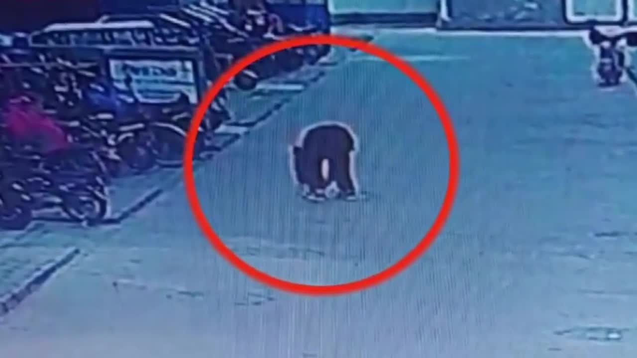 Video - Clip: Ném que diêm vào nắp cống, cậu bé bị hất văng lên không trung