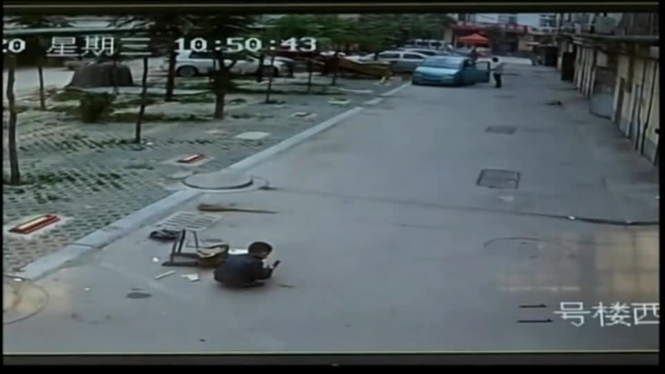 Video - Clip: Ngồi giữa đường bị ô tô cán trúng, bé trai thoát chết khó tin