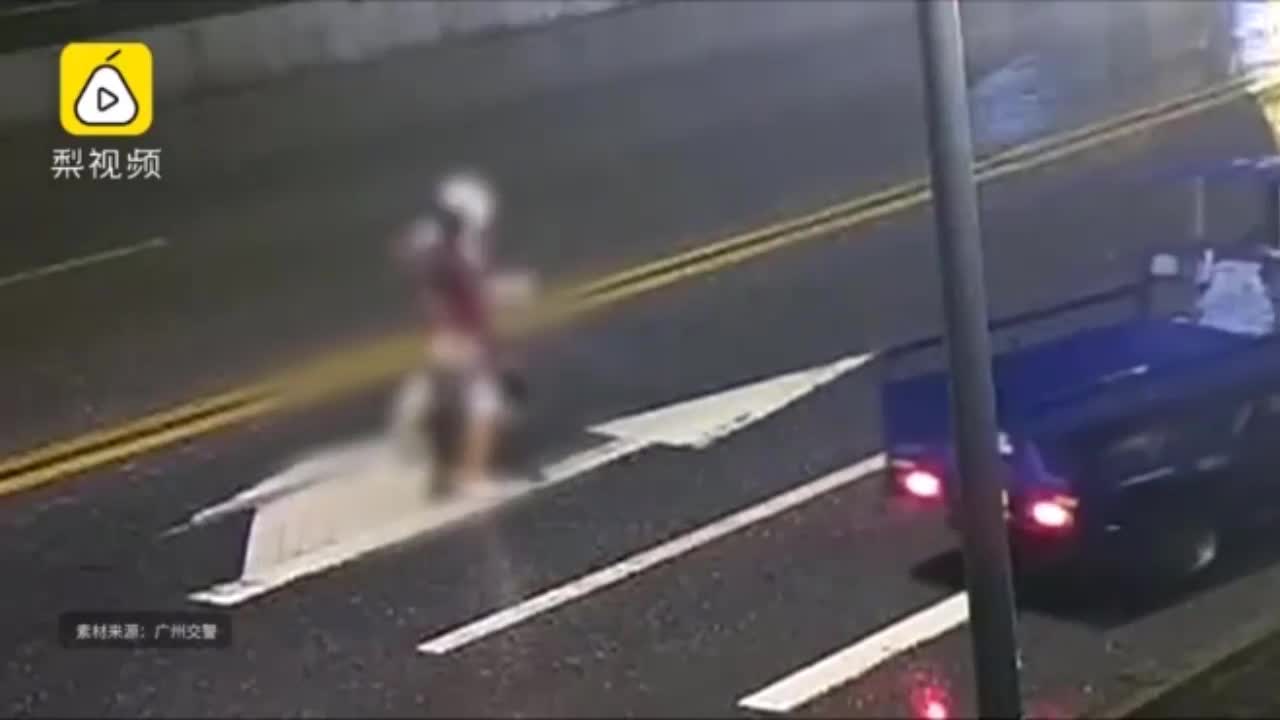 Video - Clip: Đứng cãi nhau giữa đường, đôi nam nữ bị ô tô tông trúng