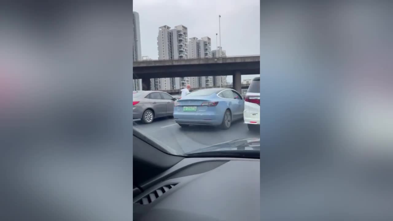 Video - Clip: Tung cước đánh nhau trên cầu vượt, 2 tài xế nhận ngay kết đắng
