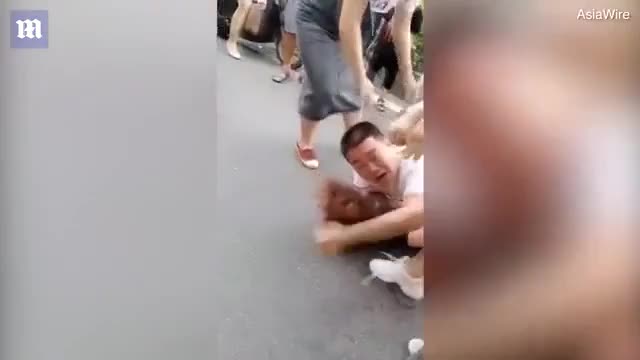 Video - Clip: Bị cắm sừng, vợ 'tung cước' đánh chồng và bồ nhí ngay giữa phố