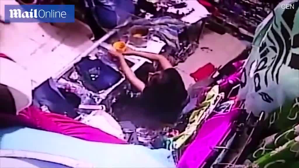 Video - Clip: Bị cướp chĩa súng vào mặt, người phụ nữ có màn phản ứng cực ngầu