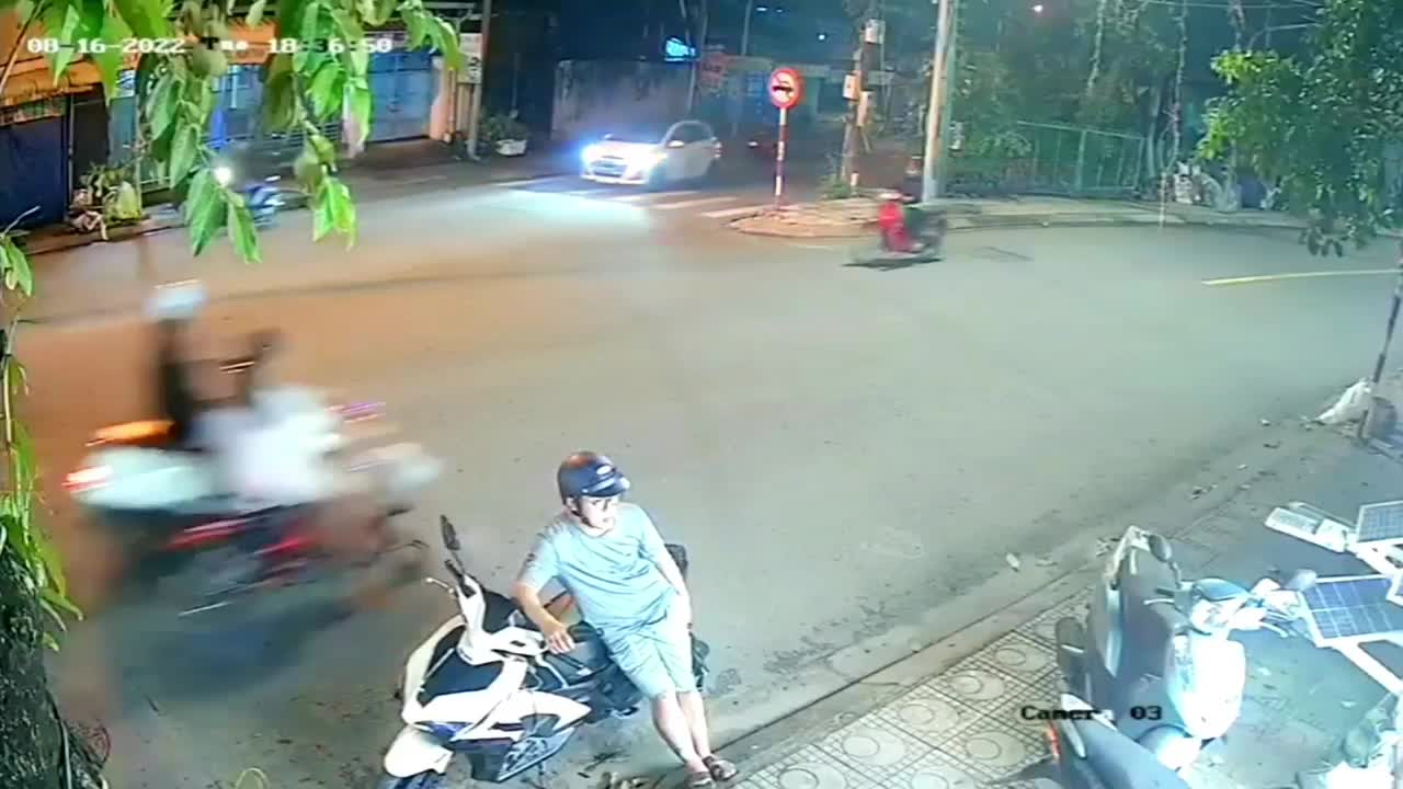 Video - Clip: Người đàn ông bị cướp áp sát, giật dây chuyền trên cổ