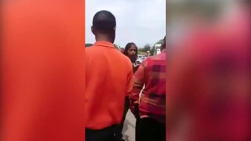 Video - Clip: Cô gái mang thai bị bạn trai đánh giữa phố và lý do gây phẫn nộ