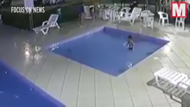Video - Clip: Nam bảo vệ cứu bé trai 3 tuổi thoát đuối nước vào ngay phút chót
