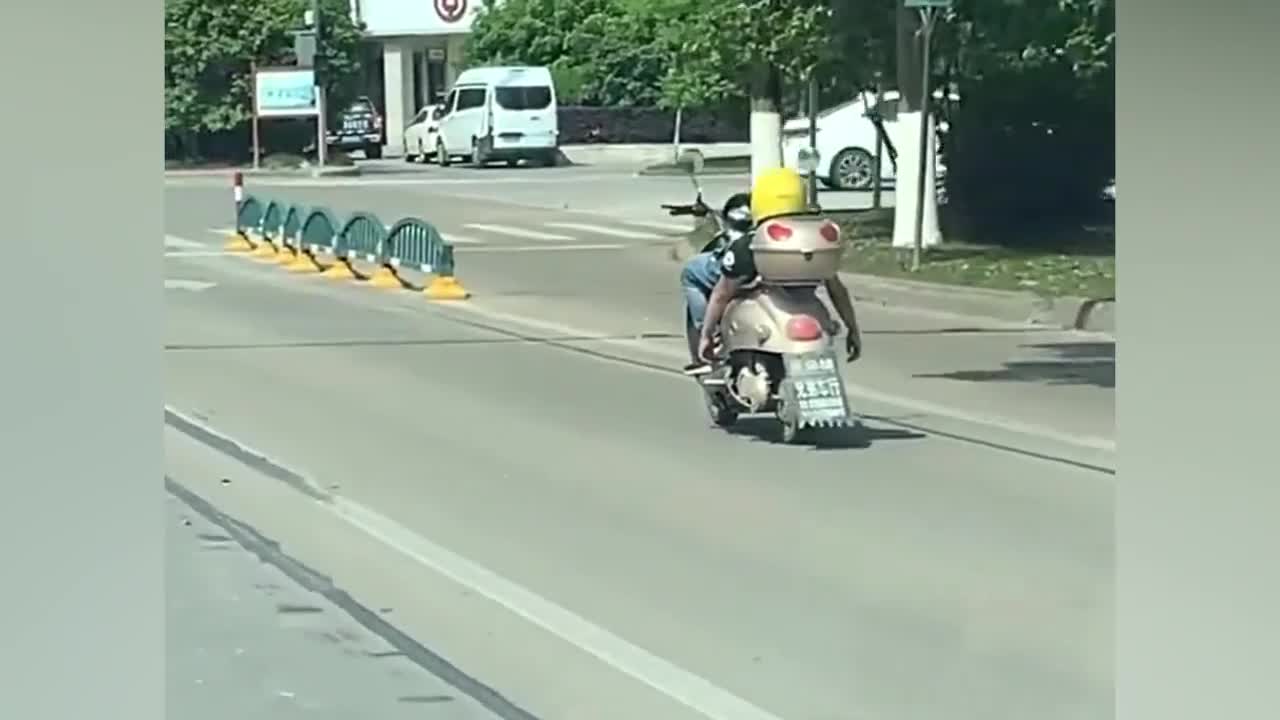 Video - Clip: Người đàn ông nằm trên yên xe máy rồi 'diễn xiếc' trên đường