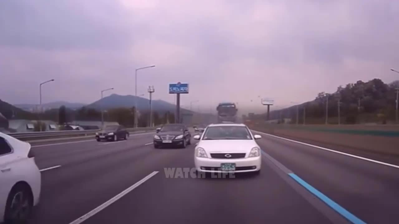 Video - Clip: Kinh hoàng cảnh tài xế xe buýt đâm nát ô tô trên đường cao tốc