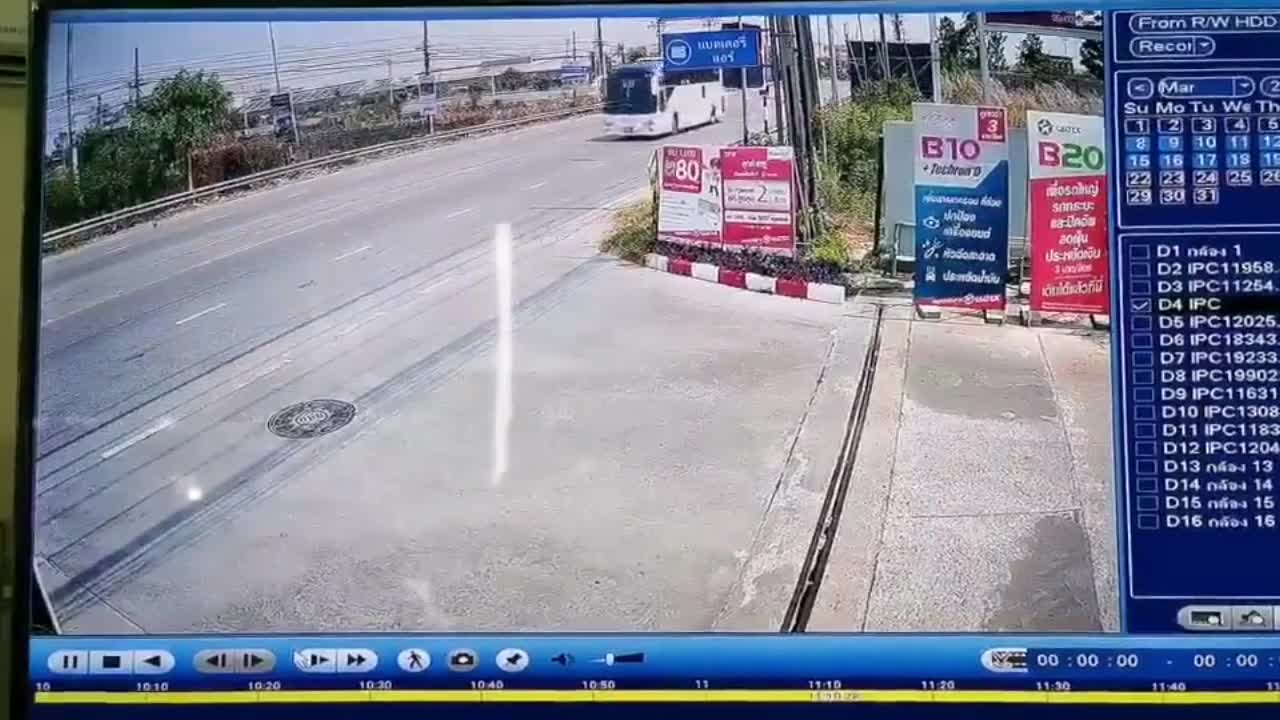 Video - Clip: Văng vào gầm xe buýt sau cú phanh gấp, cô gái thoát chết thần kỳ
