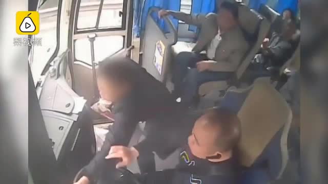 Video - Clip: Thanh niên 'tung cước' đánh khách trên xe buýt và lý do bất ngờ