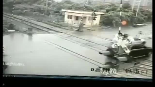 Video - Clip: Cố vượt qua đường ray, 2 ô tô bị tàu hỏa đâm kinh hoàng