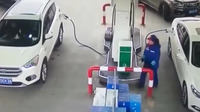 Video - Clip: Lái xe khi chưa rút vòi bơm, nữ tài xế kéo đổ cột bơm xăng