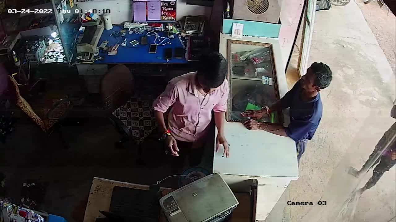 Video - Clip: Kinh hoàng cảnh pin điện thoại phát nổ trên tay người đàn ông