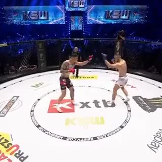 Video - Clip: Võ sĩ MMA tung liên hoàn đấm, hạ gục đối thủ trong 5 giây